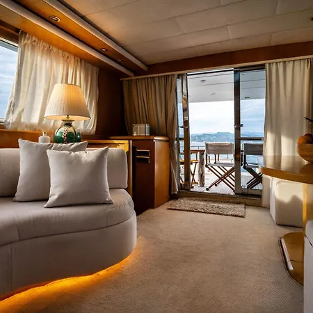 Botel Yacht Dreams Experience